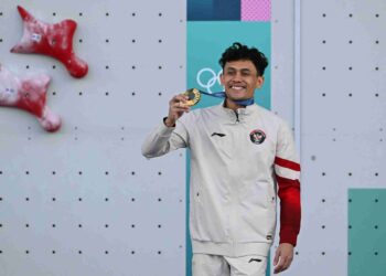 PEMENANG pingat emas Veddriq Leonardo bergambar di podium acara  memanjat 'speed' lelaki Sukan Olimpik Paris 2024 di Le Bourget Sport Climbing Venue, hari ini. - AFP