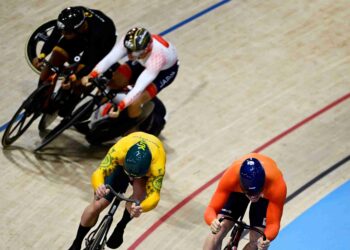 MUHAMMAD Shah Firdaus (baju hitam) dihimpit pelumba Jepun, Shinji Nakano sehingga mengakibatkan kemalangan di Velodrom Saint Quentin en Yveline. - AFP