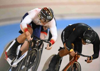 KAIYA Ota (kiri) dan Muhammad Shah Firdaus Sahrom ketika bersaing di peringkat separuh akhir keirin lelaki Sukan Olimpik Paris 2024 di Velodrom Saint-Quentin-en-Yvelines, hari ini. - AFP