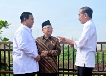 JOKOWI bersama Naib Presiden, Ma’aruf Amin serta Menteri Pertahanan, Prabowo Subianto melihat kemajuan Nusantara.-AFP