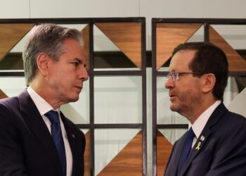 ANTONY Blinken mengadakan pertemuan bersama Presiden Israel, Isaac Herzog di Tel Aviv.-AFP