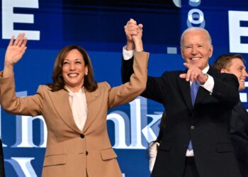 JOE Biden memegang tangan Kamala Harris selepas menyampaikan ucapan pada hari pertama Konvensyen Kebangsaan Demokratik (DNC) di Chicaga, Illinois, semalam.- AFP