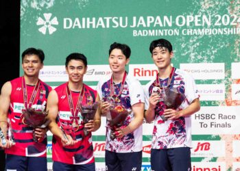 GOH Sze Fei-Nur Izzuddin (kiri) bergambar di podium bersama beregu dari Korea Selatan, Kang Min Hyuk-Seo Seung Jae selepas perlawanan akhir beregu lelaki Terbuka Jepun, Arena Yokohama, hari ini. - AFP