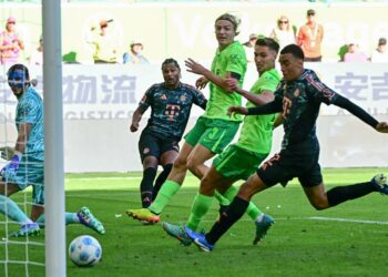 Gnabry (dua dari kiri) meledak gol kemenangan Bayern dalam aksi menentang Wolfsburg, semalam.-AFP