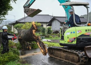 TAUFAN Shanshan melanda barat daya Jepun, yang mengakibatkan angin kencang dan hujan lebat semalam.-AFP