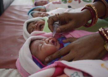 IBU BAPA biasanya merujuk sami, pendeta, pakar astrologi atau pakar numerologi untuk menentukan suku kata yang paling sesuai diletak pada permulaan nama bayi berdasarkan raasi dan natcatiram.-AFP