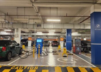 STESEN pengecas kenderaan elektrik (EV) oleh BMW di The Curve, Mutiara Damansara.