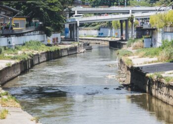 KUALITI air sungai yang terlibat dengan Projek Sungai Nadi Kehidupan (RoL) di ibu negara  berada dalam tahap Kelas III atau tidak sesuai untuk disentuh bagi tujuan rekreasi. – UTUSAN/SHIDDIEQIIN ZON