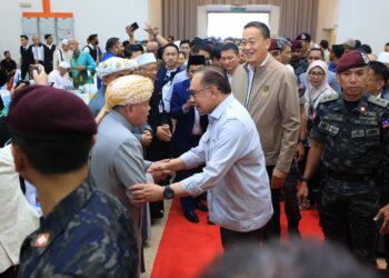 ANWAR Ibrahim (kanan) bersalam dengan pemimpin Islam di Wilayah Selatan Thailand yang hadir ke majlis makan tengah hari bersama Perdana Menteri Thailand Srettha Thavisin di Kompleks Apam Putra, Pasir Mas, Kelantan hari ini-UTUSAN/KAMARUL BISMI KAMARUZAMAN.