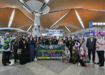 SERAMAI 30 pejuang kanser payudara bersama bakal jemaah umrah lain bergambar kenangan di KLIA sebelum berlepas ke tanah suci.