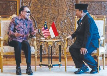 DIHARAP hubungan Indonesia dan Malaysia akan lebih erat di bawah Anwar Ibrahim dan Prabowo Subianto, sekali gus memperkukuhkan lagi demokrasi di kedua-dua negara.