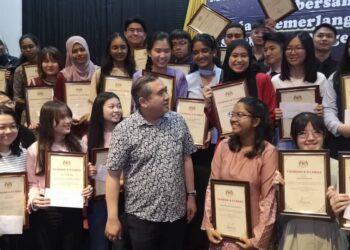 ANTHONY Loke Siew Fook beramah mesra dengan pelajar cemerlang pada Majlis Minum Petang Bersama Pelajar Cemerlang Peperiksaan Sijil Tinggi Pelajaran Malasyiay (STPM) 2023 Negeri Sembilan di Seremban di sini, hari ini. - UTUSAN /NUR SHARIEZA ISMAIL