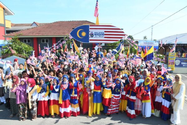 SK Kubang Gajah hasilkan wau gergasi sempena merdeka 5