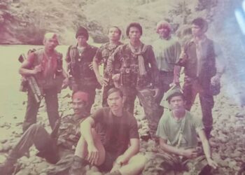 GAMBAR kenangan Mohd. Ayob Shahri@Ridzuan (duduk kanan) semasa Op Idaman 1 di Sarawak pada 1983 hingga 1984.