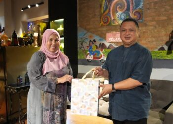 TUANKU Syed Faizuddin Putra Jamalullail (kanan) berkenan mengadakan pertemuan bersama Adina Kamarudin di Fairy Le Phenomenal Café, Kangar, Perlis, baru-baru ini. -UTUSAN