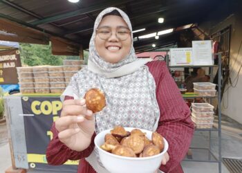 SHAHIRA Mazli menunjukkan produk Bahulu Sabut Telur Itik di premis jualannya di Simpang Bahau, Batu Kikir, Jempol, Negeri Sembilan. – UTUSAN/NOR AINNA HAMZAH