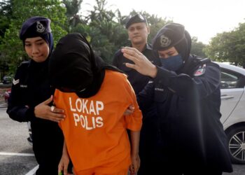 REMAJA perempuan yang disyaki menyamar sebagai doktor ketika dibawa ke Mahkamah Majistret Sepang, Selangor, baru-baru ini. – UTUSAN/FAISOL MUSTAFA