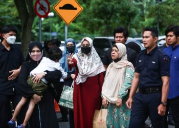 ISMANIRA Abd. Manaf melambai kepada anaknya selepas menghadiri prosiding semakan hak penjagaan adik kepada Allahyarham Zayn Rayyan Abdul Matiin dekat Mahkamah Majistret di Shah Alam, Selangor, hari ini. - UTUSAN/AFIQ RAZALI