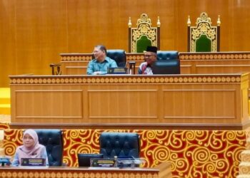 JOHARI Abdul (atas, kiri) mengadakan Lawatan Kerja ke Dewan Undangan Negeri (DUN) Perlis bagi membincangkan mengenai Persidangan Speaker-Speaker Seluruh Malaysia pada 11-14 September depan di Sarawak. -UTUSAN/ASYRAF MUHAMMAD