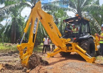 TENGKU Zafrul Aziz menyempurnakan Majlis Pecah Tanah Dewan Serbaguna Terbuka Kampung Tebuk Mufrad, Sungai Air Tawar di Sabak Bernam, Selangor, semalam. – MINGGUAN/ISKANDR SHAH MOHAMED