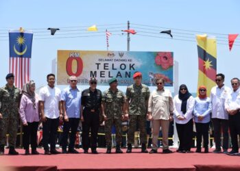 SULTAN Pahang, Al-Sultan Abdullah Ri’ayatuddin Al-Mustafa Billah Shah ketika sebagai Yang di-Pertuan Agong, merakam gambar di 0 kilometer Telok Melano, Lebuh Raya Pan Borneo (LPB) di Sarawak dalam siri jelajah Kembara Kenali Borneo (KKB) pada September, tahun lalu.