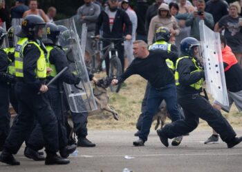 KUMPULAN perusuh di United Kingdom.-AGENSI