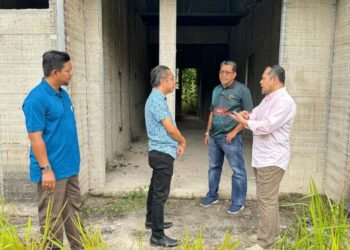 MUHAMMAD Asri Lazim (kiri) bersama wakil pemaju meninjau kawasan perumahan generasi baharu Felda Lurah Bilut yang terbengkalai di Bentong, Pahang.