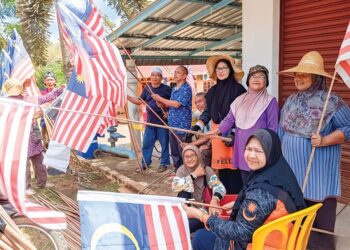 LEBIH 6,000 Jalur Gemilang dijangka berkibar di kawasan tanah rancangan di Felda Jengka 24 di Jerantut, Pahang.