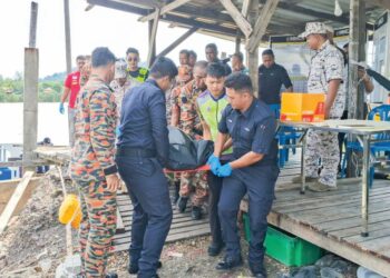 PASUKAN penyelamat mengusung mayat Shahril Ismail yang ditemukan dalam tragedi bot karam dipercayai dilanggar tongkang di Perairan Kuala Kemaman, Terengganu. – UTUSAN/NIK NUR IZZATUL HAZWANI NIK ADNAN