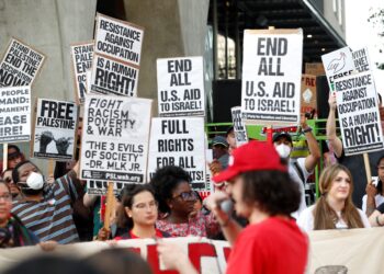 KUMPULAN Pro Palestin mengadakan demonstrasi bagi menggesa gencatan senjata api dalam satu perhimpunan di  Atlanta, Georgia, pada 27 Jun 2024.-AFP