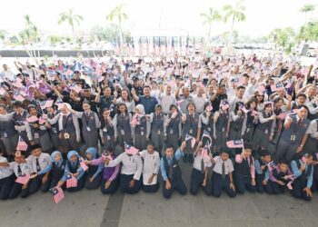 KOMUNITI setempat dan wakil jabatan kerajaan mengibarkan Jalur Gemilang pada Majlis Penyerahan Jalur Gemilang Sempena Hari Kebangsaan 2024 di Bandar Sri Sendayan, Seremban, Negeri Sembilan, semalam.