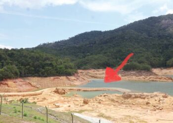 JALAN lama yang menghubungkan Teluk Bahang ke Balik Pulau (anak panah merah) timbul semula akibat cuaca panas dan kering yang berpanjangan di sekitar Empangan Teluk Bahang di Pulau Pinang. 
–UTUSAN/IQBAL HAMDAN