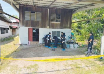 BEBERAPA anggota polis menjalankan siasatan berhubung kes bunuh seorang warga emas di sebuah rumah di Pekan Darat, Butterworth, Pulau Pinang. – UTUSAN/SITI NUR MAS ERAH AMRAN