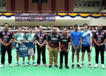 TUANKU Syed Faizuddin Putra Jamalullail (lima dari kanan) berkenan merakamkan gambar bersama pemain sewaktu Kejohanan Badminton Malaysia Junior International Challenge 2024 di Dewan 2020, Kangar, Perlis. -UTUSAN