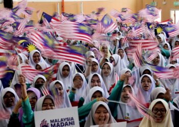 PELAJAR SMK Putrajaya Presint 9 (1) mengibarkan Jalur Gemilang pada Program Pentarama X Kelab Malaysiaku sempena Sambutan Bulan Kebangsaan 2024 di SMK Putrajaya Presint 9 (1).-UTUSAN/FAISOL MUSTAFA