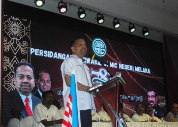 S.A. Vigneswaran berucap merasmikan Persidangan Perwakilan MIC Melaka di Ayer Keroh, Melaka. - UTUSAN/AMRAN MULUP