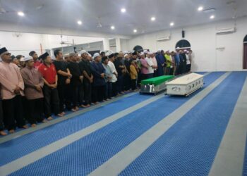 JENAZAH Ara Abd. Hamid dan Mohamed Nor Mohamed Yassin disembahyangkan di Masjid Jamek Kampung Paya Redan,  Pagoh, Muar, Johor, hari ini.