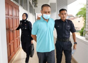 MOHD.  Azzuan Ahmad dibawa  ke Mahkamah Sesyen Kuala Kangsar, Perak, semalam. – UTUSAN/MUHAMAD NAZREEN SYAH MUSTHAFA