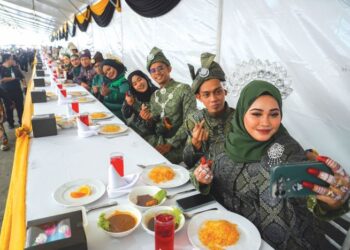 SEBAGAI seorang muslim, institusi kekeluargaan adalah nukleus terpenting yang perlu dipertahankan sekiranya mahu melihat generasi masa hadapan yang cerah.-GAMBAR HIASAN