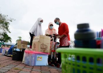 MENGHANTAR anak ke sekolah berasrama perlu dengan kerelaan hati pelajar agar mereka mendapat akses pendidikan berkualiti dan terus berdisiplin. – GAMBAR HIASAN