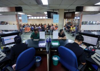 KENAIKAN gaji penjawat awam perlu ditimbal balik dengan perkhidmatan yang cemerlang.