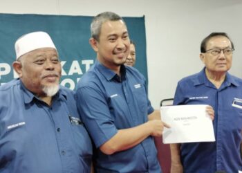 PERIKATAN Nasional (PN)  menyenaraikan tiga nama calon untuk bertanding dalam Pilihan Raya Kecil (PRK) Mahkota  di Pejabat Parti Pribumi Bersatu Malaysia (Bersatu) Kluang di Taman Saujana, Kluang, baru-baru ini.