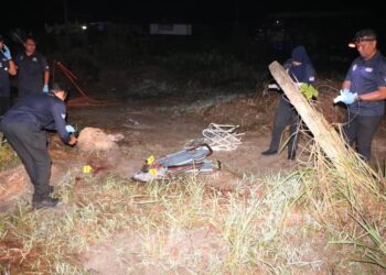 PASUKAN forensik melakukan siasatan di lokasi kejadian kes bunuh di Bedong, Sungai Petani. - IHSAN POLIS