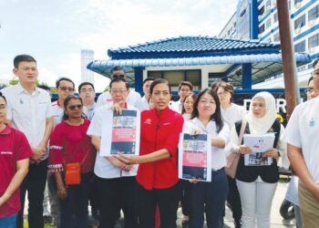 SYERLEENA Abdul Rashid (tengah) bersama beberapa pemimpin DAP selepas membuat laporan polis di Ibu pejabat Polis Daerah (IPD) Timur Laut, George Town, Pulau Pinang, semalam.