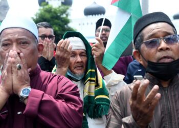 BACAAN qunut nazilah yang ditujukan sesama muslim berpotensi mencetuskan gejala ekstremisme dalam berpolitik dan menyemarakkan sikap melampau oleh sesetengah masyarakat. – GAMBAR HIASAN