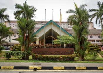 PESAKIT di bahagian pengambilan darah di Hospital Selayang terpaksa kepanasan memandangkan tiada kipas tambahan disediakan bagi menampung keperluan dan ruangan tersebut.