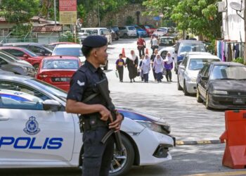 SEORANG anggota polis mendapat kepercayaan untuk menjaga keselamatan masyarakat.