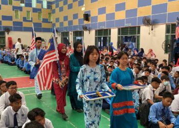 PARA pelajar SMK Sri Perhentian  menyertai program Sambutan Bulan Kebangsaan peringkat sekolah di Pontian, Johor, hari ini.