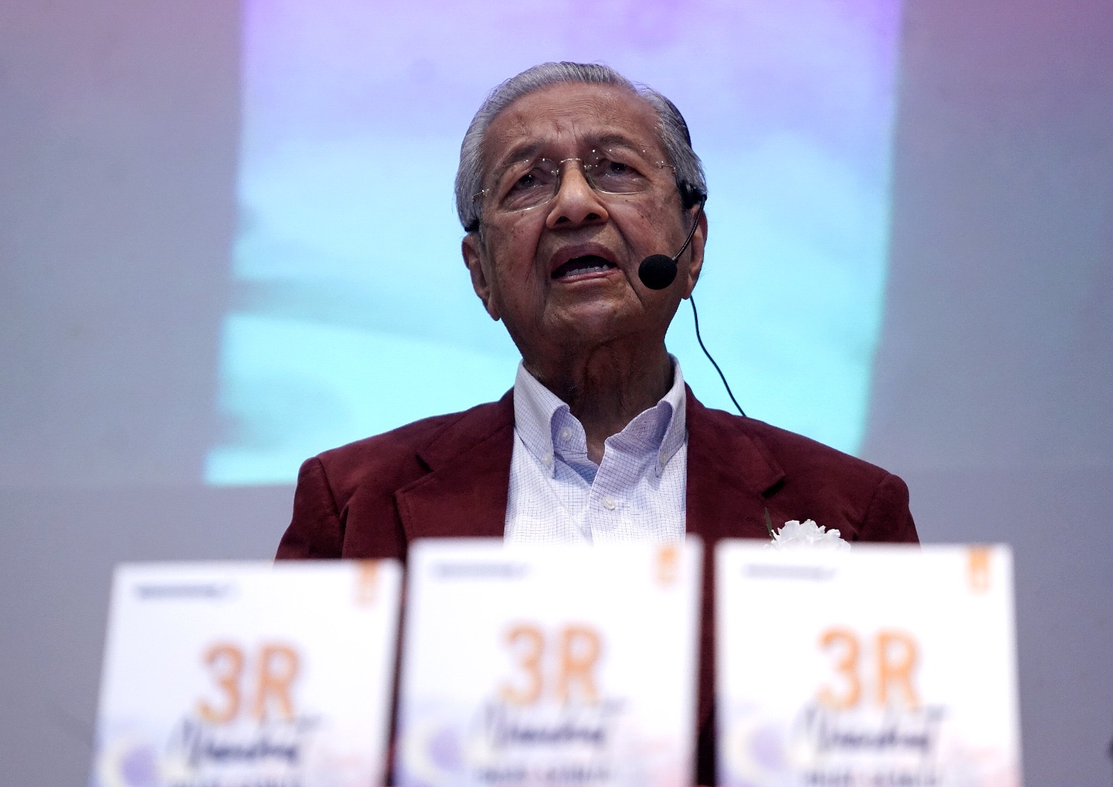 Malaysia belum ‘merdeka’, rakyat disekat cakap soal isu 3R – Dr Mahathir