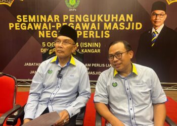 MOHD Shukri Ramli (kanan) bercakap kepada pemberita selepas Seminar Pengukuhan Pegawai-Pegawai Masjid Negeri Perlis 2024 di Dewan Warisan, Kangar, Perlis, hari ini. -UTUSAN/ASYYRAF MUHAMMAD